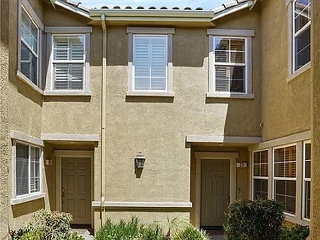 Building Photo - Wonderful 2 Story 3 bedroom Condo walking distance to Victoria Gardens Mall.