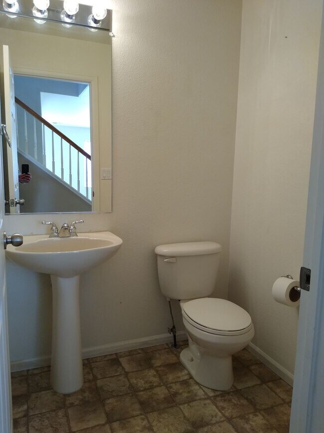 Building Photo - Massive and Expansive 5 Bedroom Green Vall...