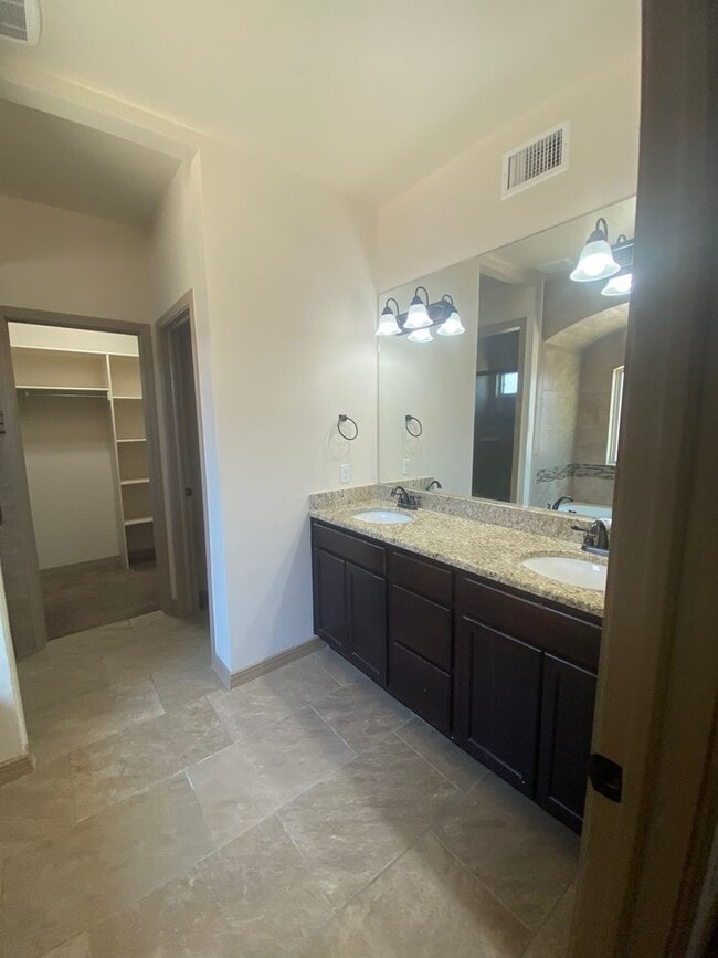 Building Photo - Beautiful 4 Bedroom, 3 Bathroom Home! Avai...