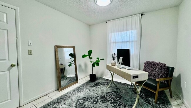 Building Photo - 3403 Hi St