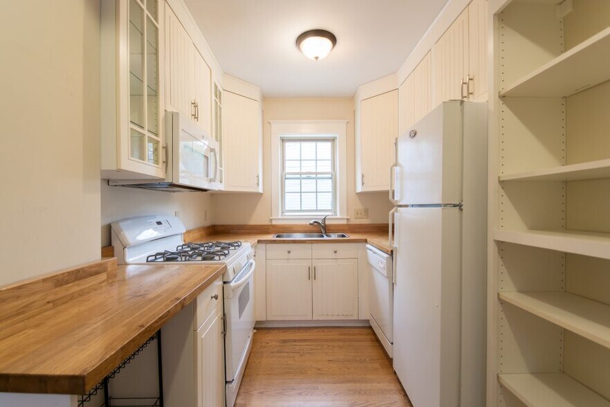 Primary Photo - 51 Kingston Ave