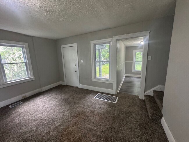 Building Photo - Charming 3-Bedroom Property in Prime Location