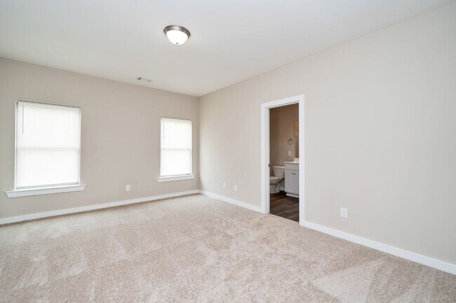 Building Photo - Gorgeous 3BR Home – Fresh Renovation with Appliances Included!