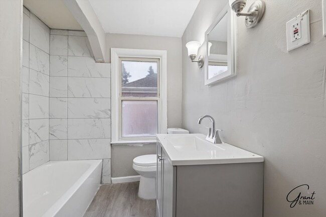 Building Photo - $1400 3 bedroom