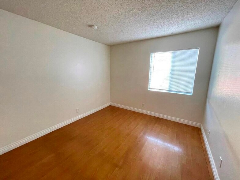 Building Photo - 10225 Hillhaven Ave