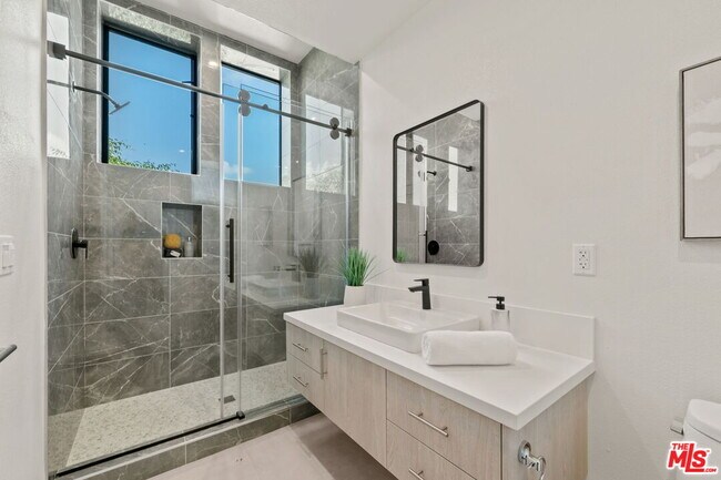 Building Photo - 1204 N Orange Grove Ave