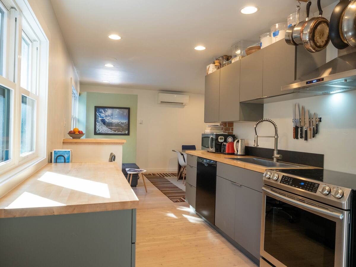 Building Photo - 542 N Black Ave