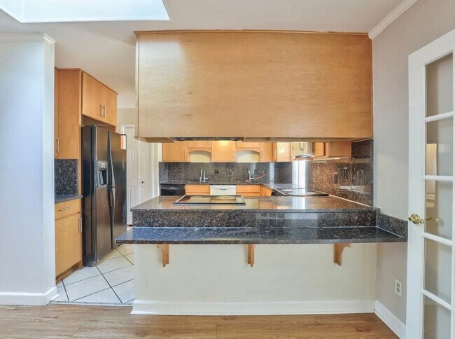 Building Photo - 4 Bed/3 Bath home located near Midtown!