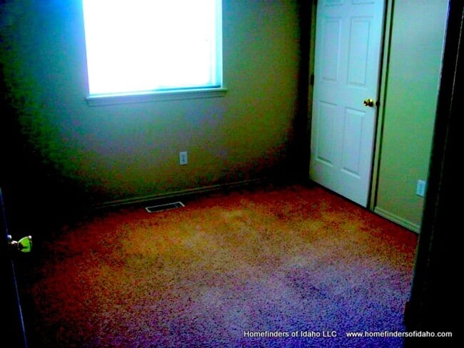 Building Photo - Beautiful 2-Story Row Home! Lawn Maintained!