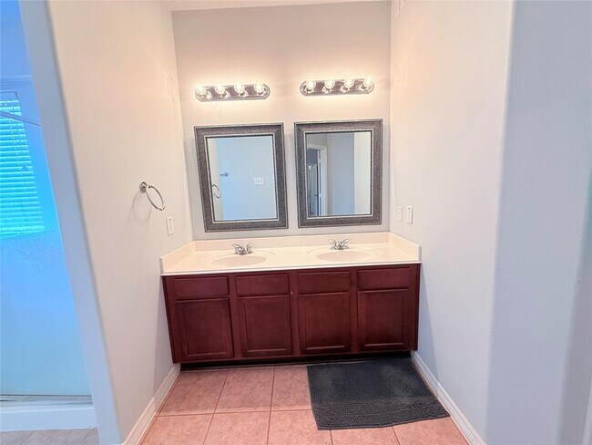 Building Photo - 2212 Highland Crossing Dr
