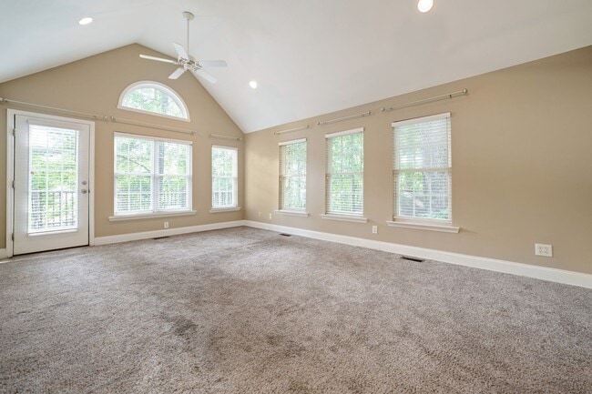 Building Photo - 3 bed, 3.5 bath with expansive deck and fe...