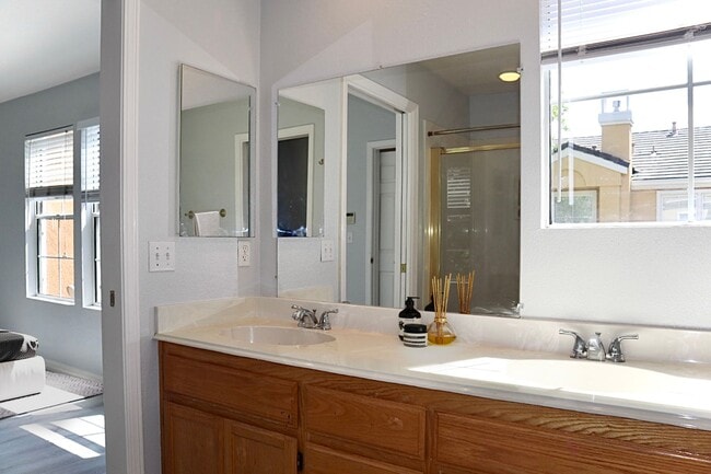 Building Photo - Remodeled 3-bedroom townhome in Fremont – ...