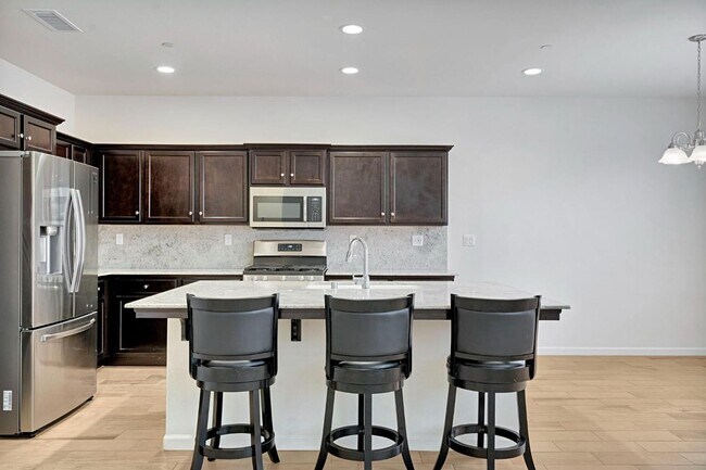 Building Photo - MOVE IN READY!! 3 BEDROOM 2 BATH HOME