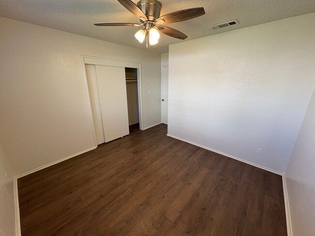 Building Photo - 3939