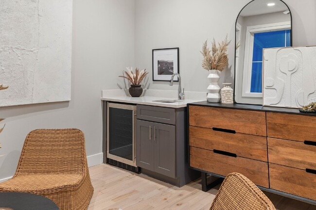 Building Photo - Spacious 4-Bed Gem in Nashville: 2360 sq f...