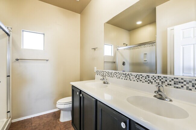 Building Photo - 526 W Calle Sombra Linda