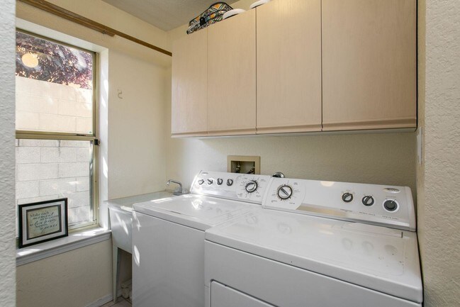 Building Photo - 6809 Medinah Ln NE