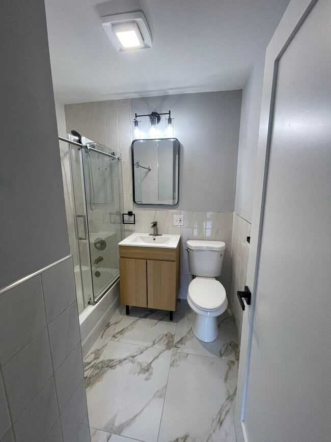 Building Photo - 6524 W Diversey Ave