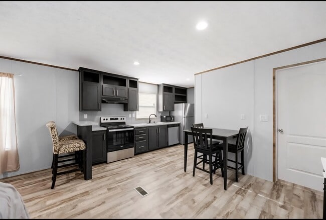 Building Photo - 2020 Pine Rd