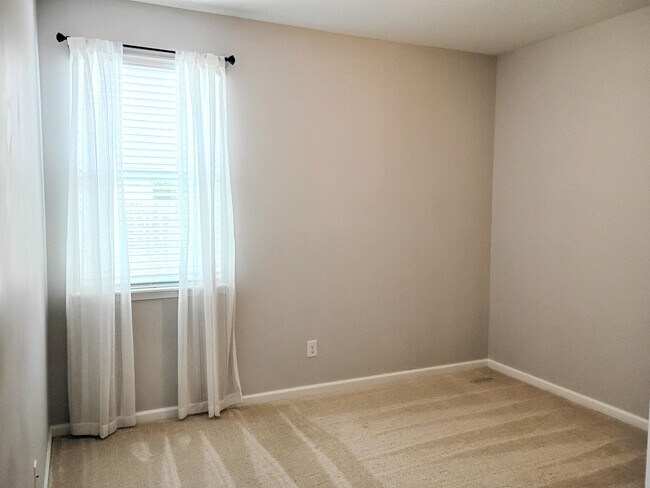 Building Photo - 112 Goldenrod Lake Dr