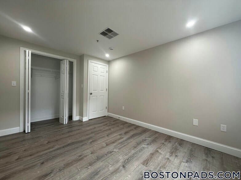 Building Photo - 21 Kenmar Dr