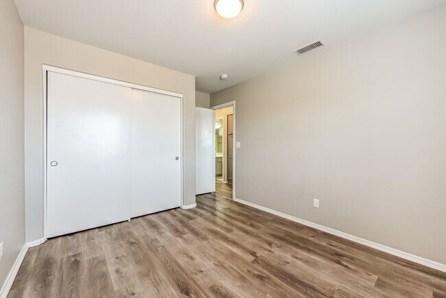 Building Photo - 1109 W Bluefield Ave