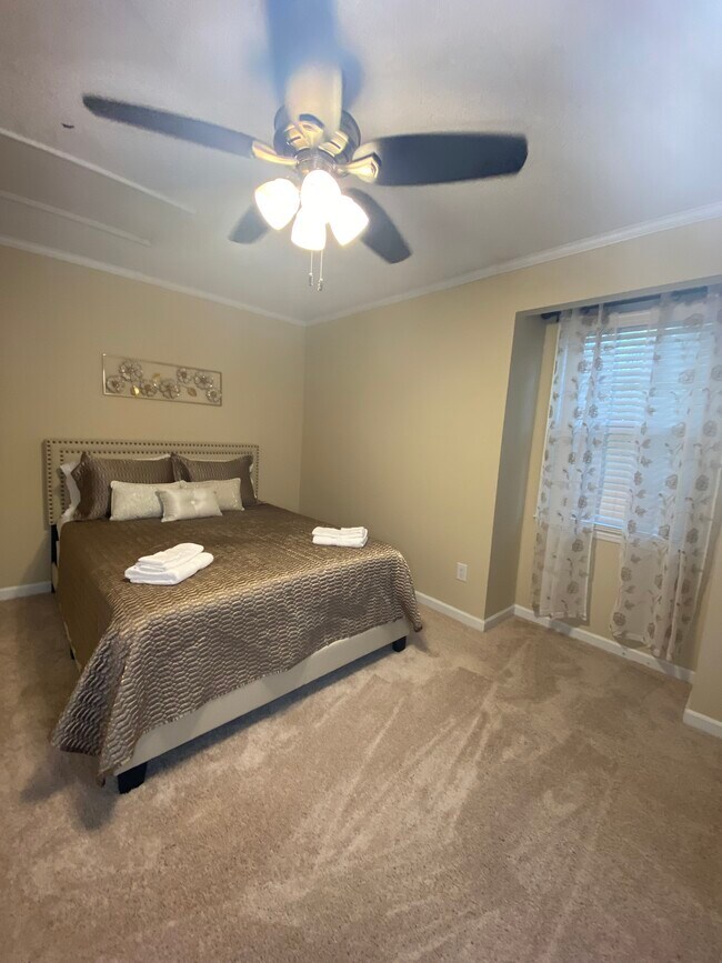 Queen Bed - 5612 N Hills Dr