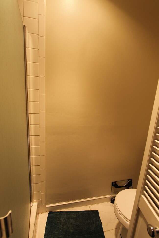 Building Photo - Epic REA: Top Floor 2 BR/2 BA Condo, Pano Views, Balcony, 3-4 Pkg, Storage