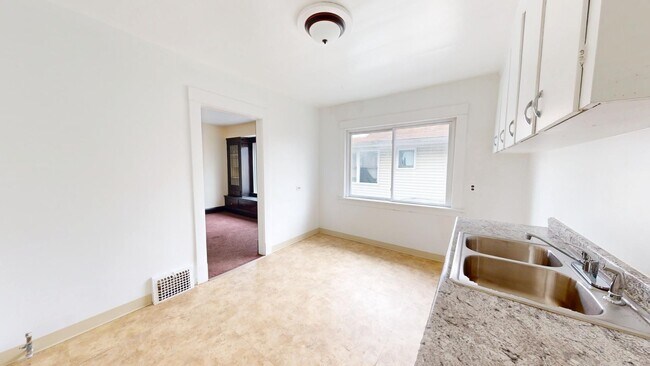 Building Photo - 2 bedroom/1 bath (upper unit)- 1ST MONTH FREE IF LEASE SIGNED BY 10/15