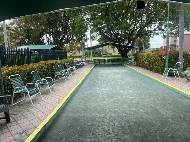 Building Photo - 2615 NE 3rd Ct