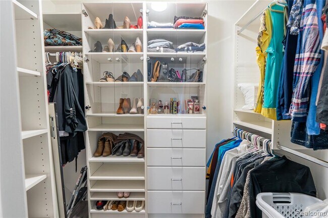 Building Photo - 1476 Oakbrook E Dr