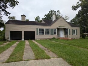 Building Photo - 4 Bedroom 2 bathroom home with bonus room