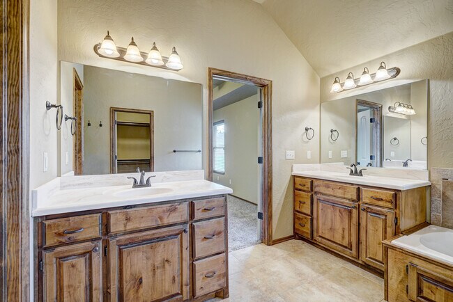 Building Photo - 1713 Pinewood Dr