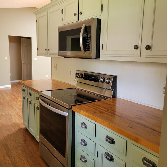 Building Photo - 110 Hilton Ln