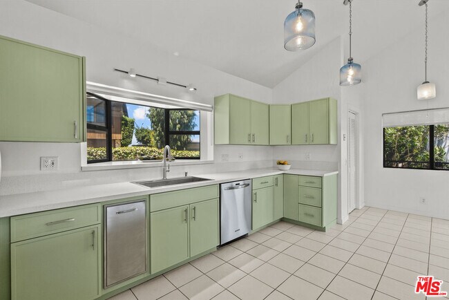 Building Photo - 3665 Alta Mesa Dr