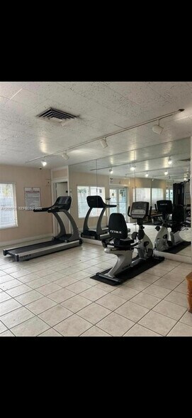 Building Photo - 7450 Miami Lakes Dr