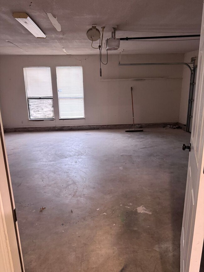 Building Photo - Charming Corner-Lot Duplex in the Heart of Yukon – Available Now!