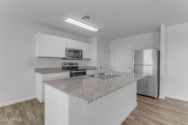 Building Photo - 1213 W Elm Ave
