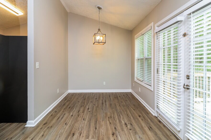 Building Photo - 353 Knollwood Ln