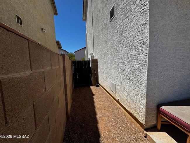 Building Photo - 1133 S Pantano Overlook Dr