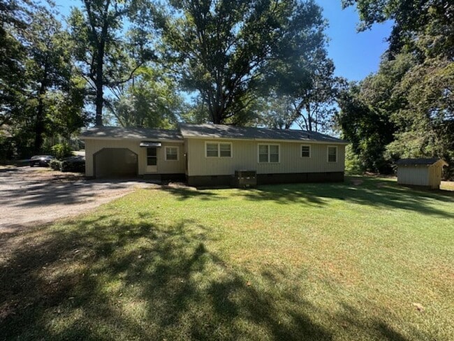 Building Photo - 3068 Roanoke Rd