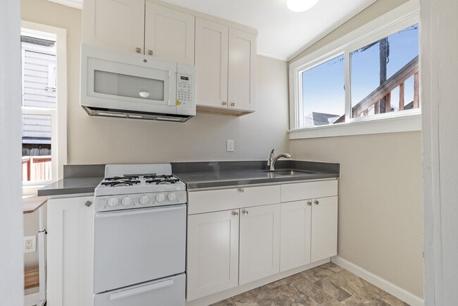 Building Photo - 1530 Minturn St - Studio | 1 bath | Lower rear unit