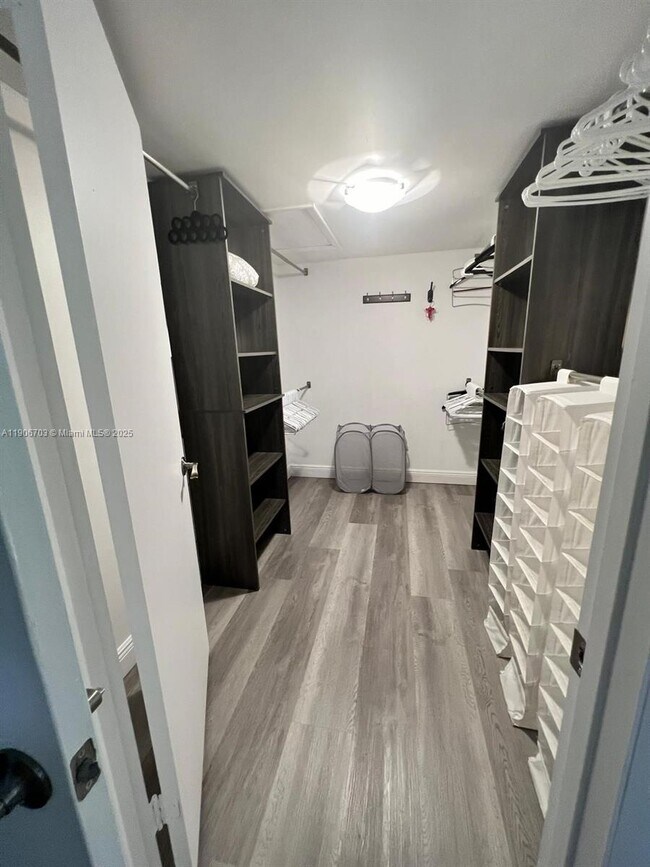 Building Photo - 1208 Bahama Bend