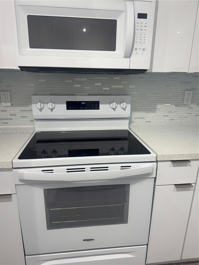 Building Photo - 2120 W Flagler St