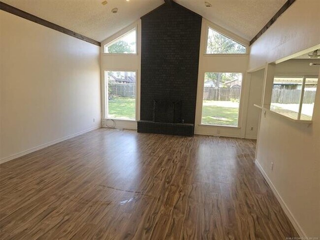 Building Photo - Updated House in Jenks Schools