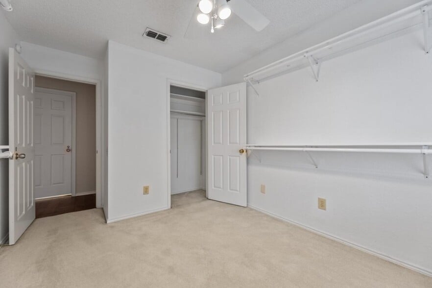 Building Photo - Stylish Fort Worth Home Near Chisholm Trail!