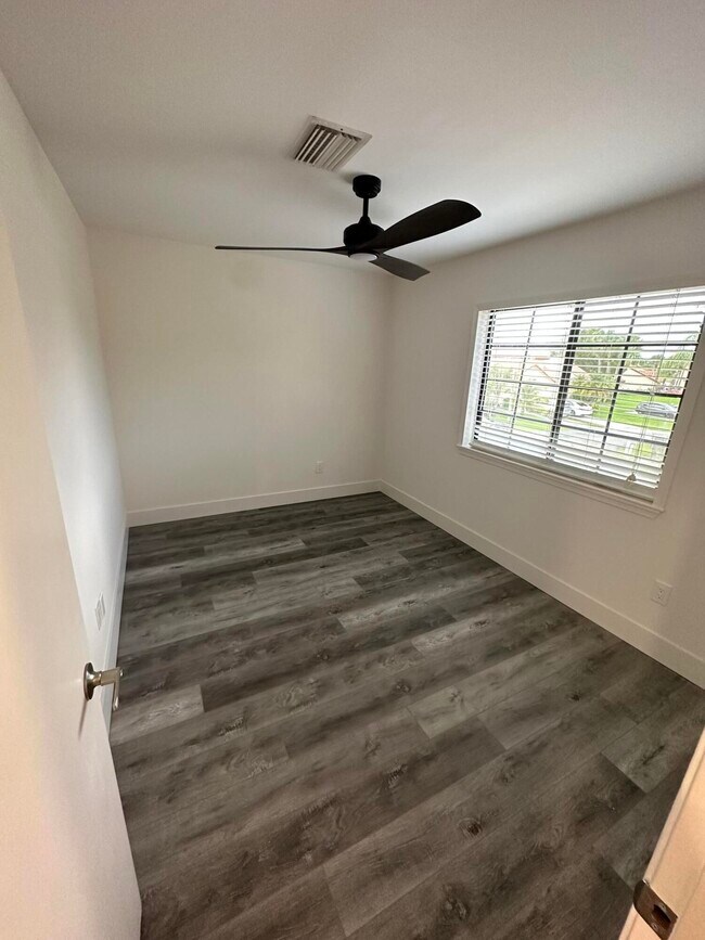 Building Photo - 10300 Hidden Springs Ct