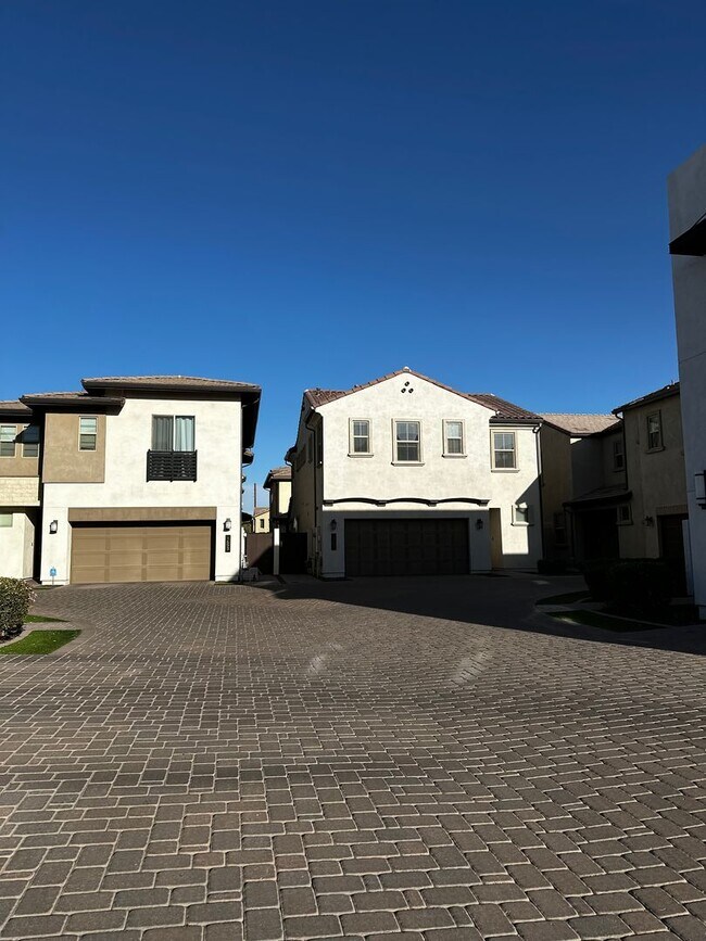 Building Photo - RECKER AND RAY MOVE IN READY 4 BEDROOM 2.5 BATHROOM HOME PERFECTLY LOCATED