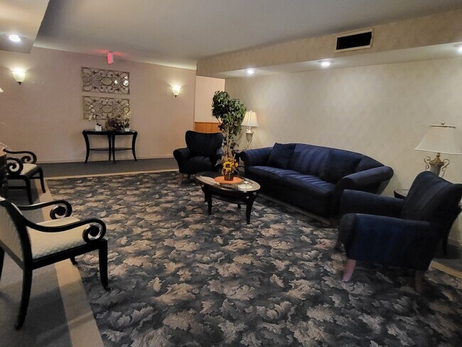 Building Photo - 7510 Farmingdale Dr