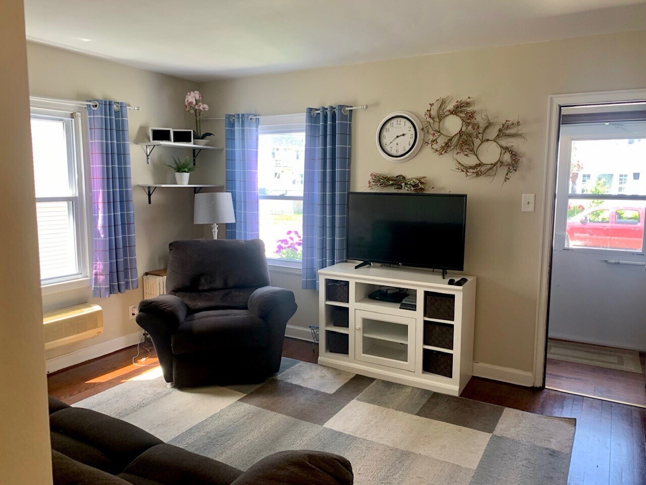 Living room w/ front entry - 1121 Harry Ct